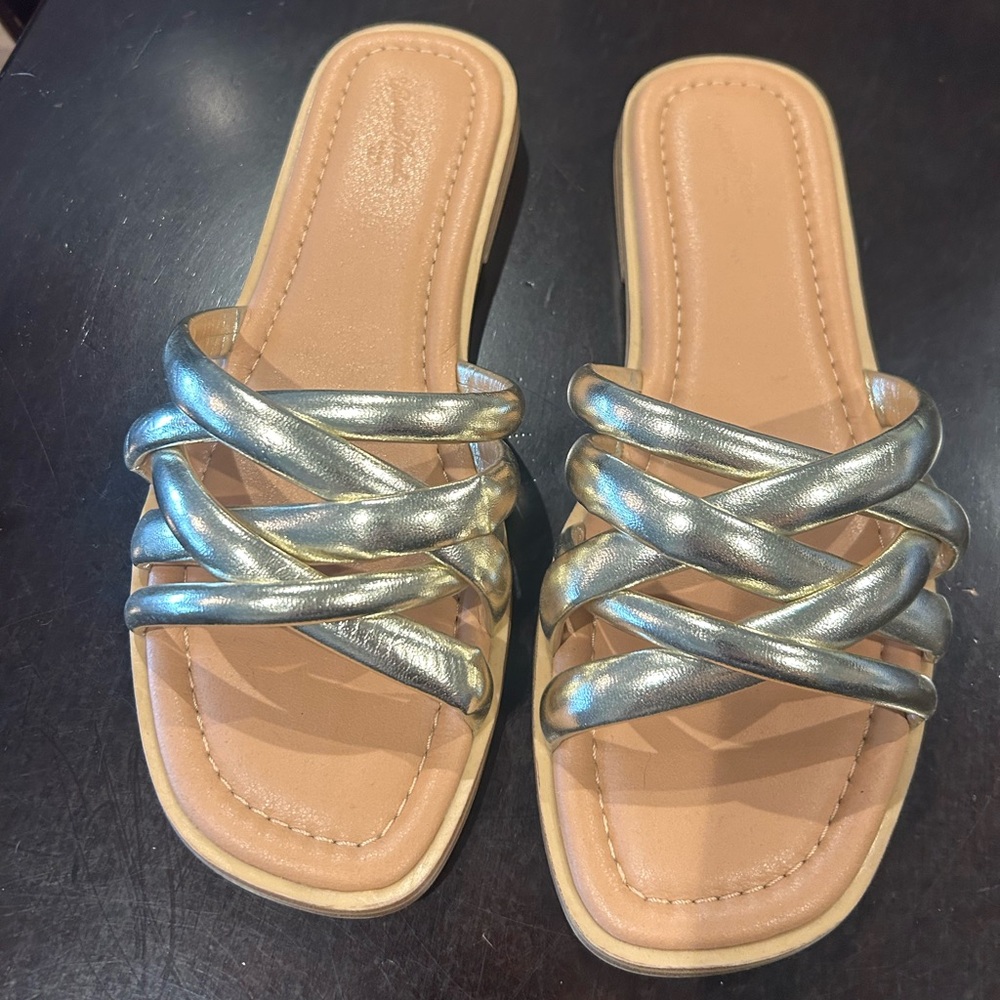 Universal Thread Rian Slide Sandals gold Size 8
NWOT 
Never worn.